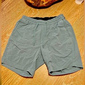 Lululemon men’s bowline athletic shorts size Med 8”